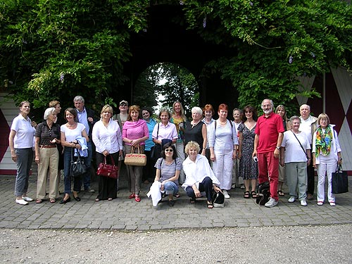 Schloss Wahn: Gruppenbild mit 19 Damen und vier Herren