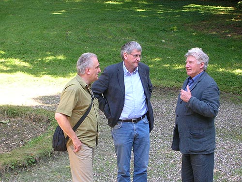 Drei Experten im Schlosshof: Alfons Arns, Hans-Peter Reichmann, Prof. Dr. Elmer Buck, unser Gastgeber (v.l.n.r.)