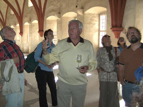 So machen Führungen Laune! Günter Ringsdorf, „der letzte  Abt von Kloster Eberbach“, unterhält uns mit witzigen Interna und 2001 Steinberg Riesling Spätlese...