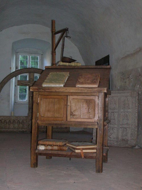 Dieses Schreibpult wurde als Original-Requisit nach Abschluß der Dreharbeiten dem Kloster geschenkt.